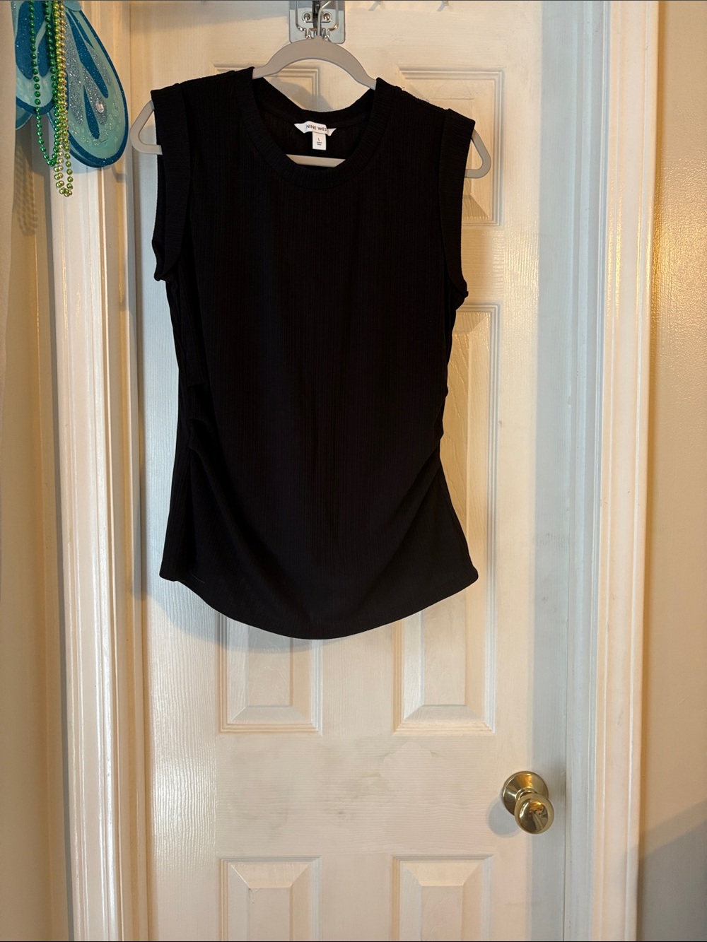 NWT nine west cap sleeve side runch top Lg in black.
